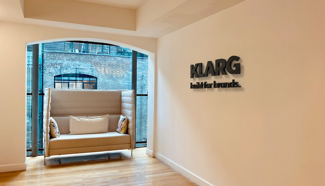 3D Logo mit Abstandshaltern